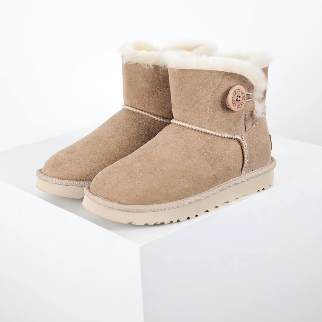 Pick up locally 💰560 Core recommended good price It is a very suitable choice for home furnishings. In the new year, uug launched a series of styles, which are partial to the preferences of young consumers and have also moved to the forefront of fashion trends. Shoe body material: water-repellent coated suede upper, 17 mm UGGPURE™ implantable wool insole, lightweight non-slip and comfortable rubber outsole, with brand LOGO and trademark, with full packaging Size: 35 36 37 38 39 40